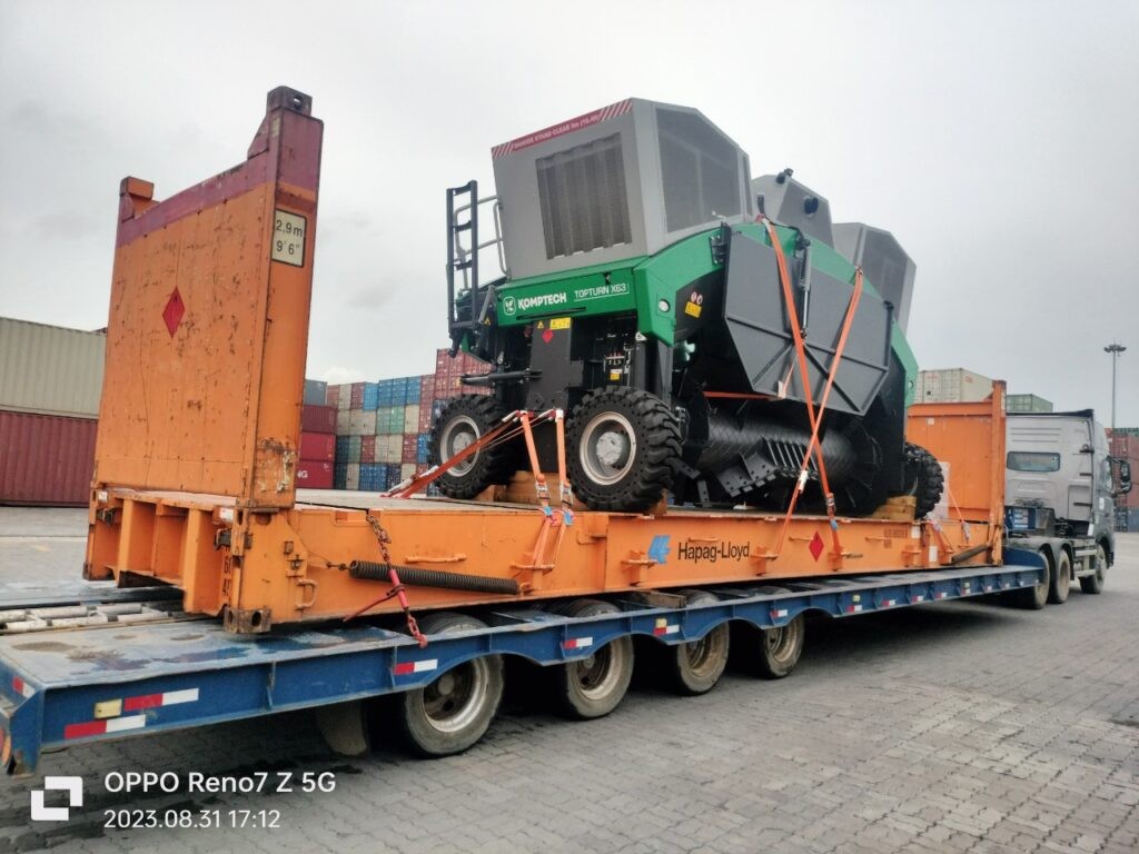 Xe tải thùng kín chở hàng