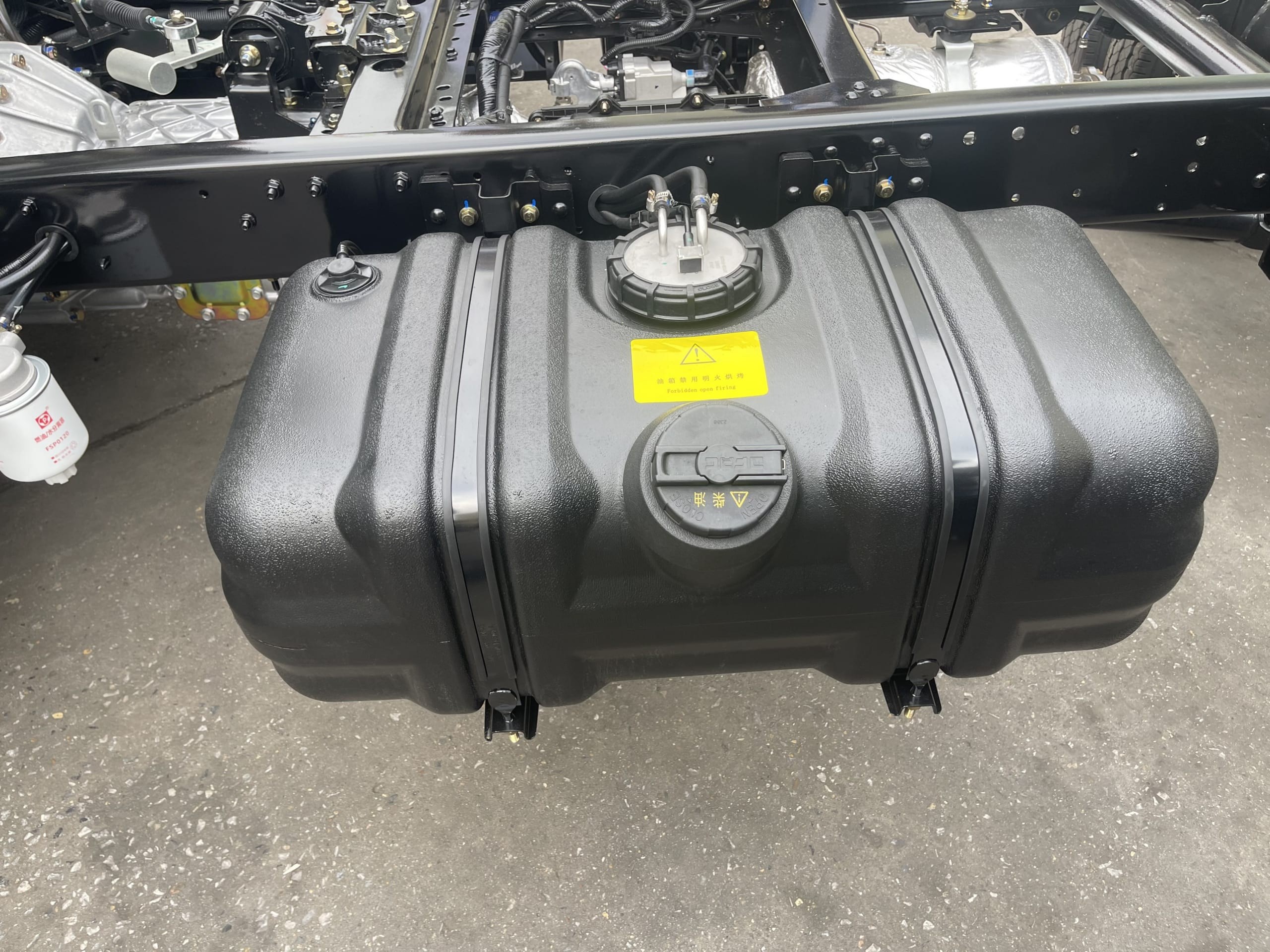 Bình nhiên liệu xe tải TMT Captain E250 làm từ vật liệu phi kim loại, tăng độ bền và chống ăn mòn.