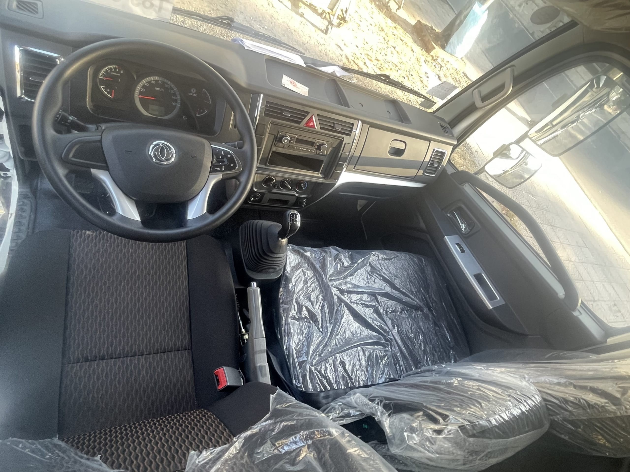 Nội thất cabin xe tải TMT Captain E250 rộng rãi và tiện nghi với ghế bọc nỉ và các tính năng hiện đại.