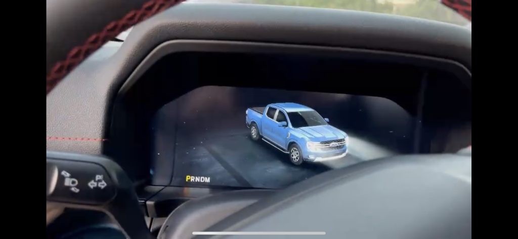 Innenraum des Ford Ranger Stormtrak Pickups mit schwarzen Ledersitzen und orange-roten Akzentnähten, E-Shifter und Touchscreen.