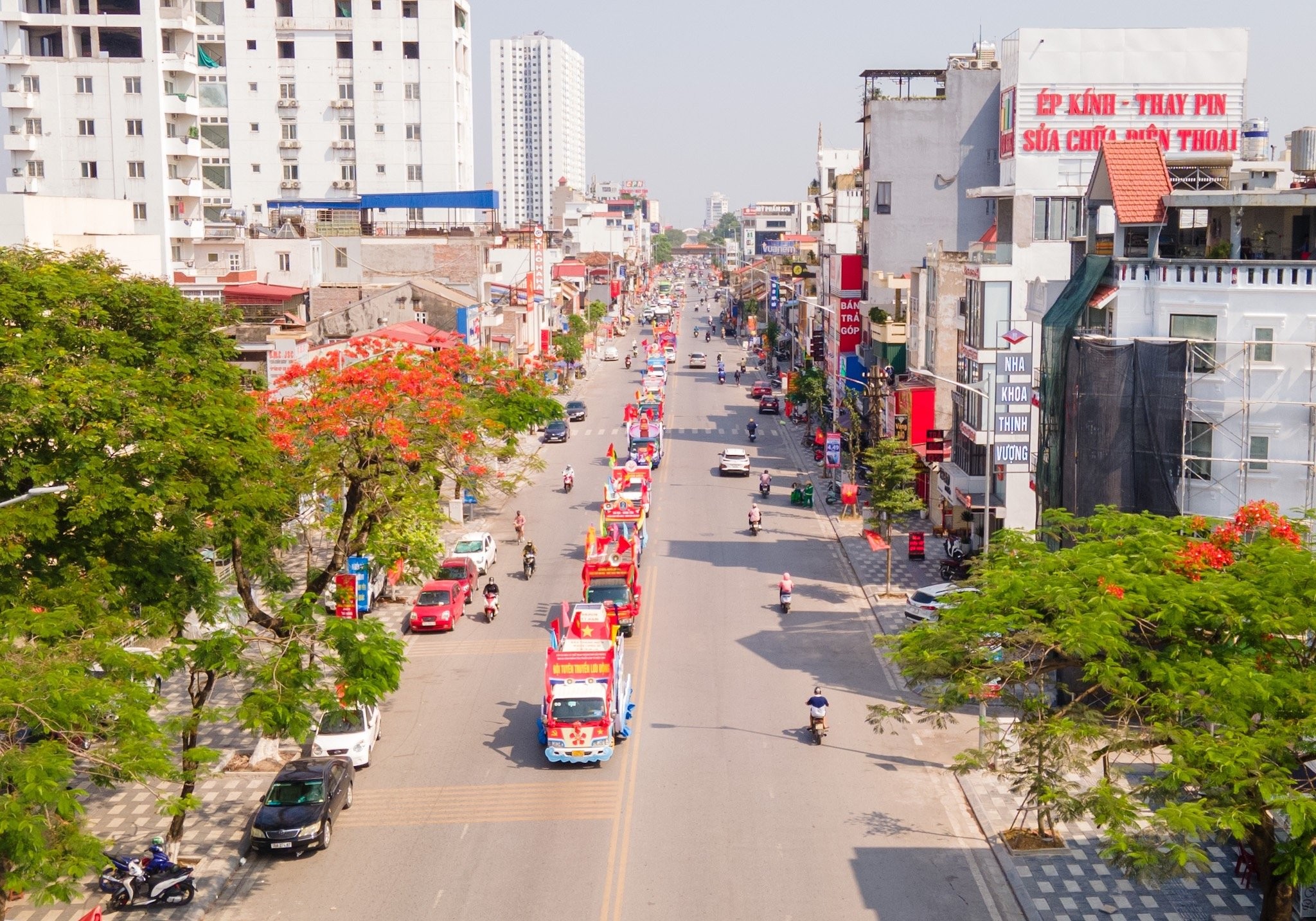 Hình ảnh hạn chế giao thông trên đường Lạch Tray để phục vụ hội chợ thương mại.