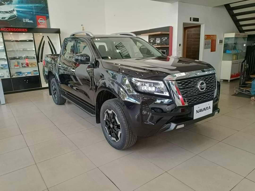 Nissan Navara EL 2025 colore grigio moderno