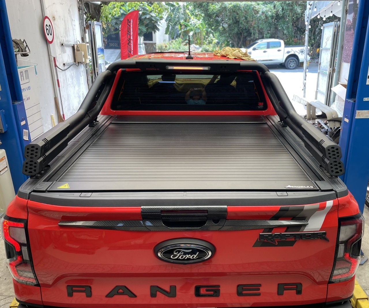 Nắp thùng Ford Ranger kết hợp khung thể thao và đèn LED