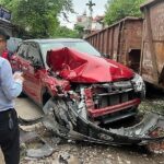 Hiện trường vụ tai nạn xe ô tô đậu sát đường ray bị tàu hỏa tông.
