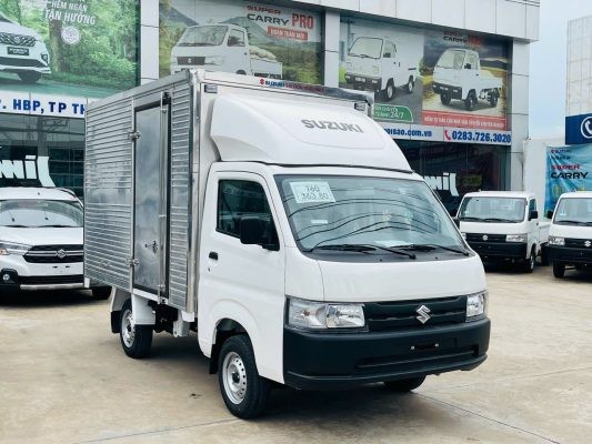 Hình ảnh xe tải Suzuki 700kg thùng kín Inox, thể hiện vẻ ngoài sáng bóng và độ bền của vật liệu Inox