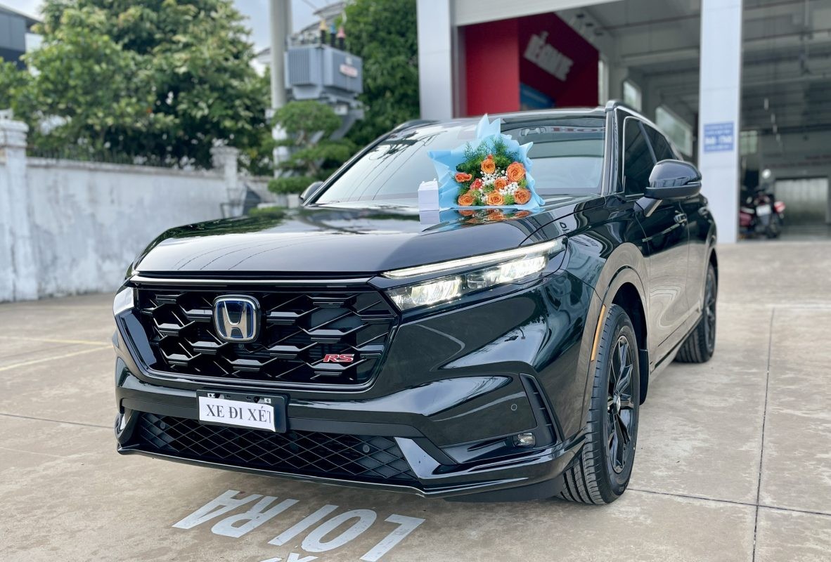 Honda CR-V 2025, szczegółowy widok na przednie reflektory LED.