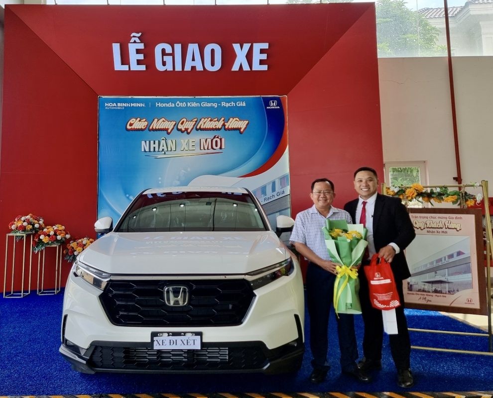 Honda CR-V 2025, wnętrze samochodu z widocznym panelem sterowania i ekranem dotykowym.