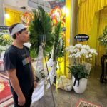 Anh Tô Hoàng Duy thất thần trước linh cữu anh trai trong vụ xe tải tông người thương tâm.