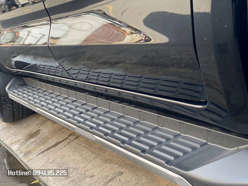 Mitsubishi Triton 2WD Premium 2024 màu đen nhìn ngang hông