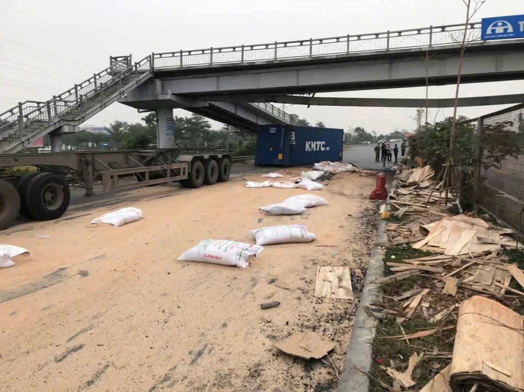 Cảnh sát giao thông Bắc Ninh phân luồng giao thông tại hiện trường vụ xe tải container tông sập cầu vượt QL18 mới.