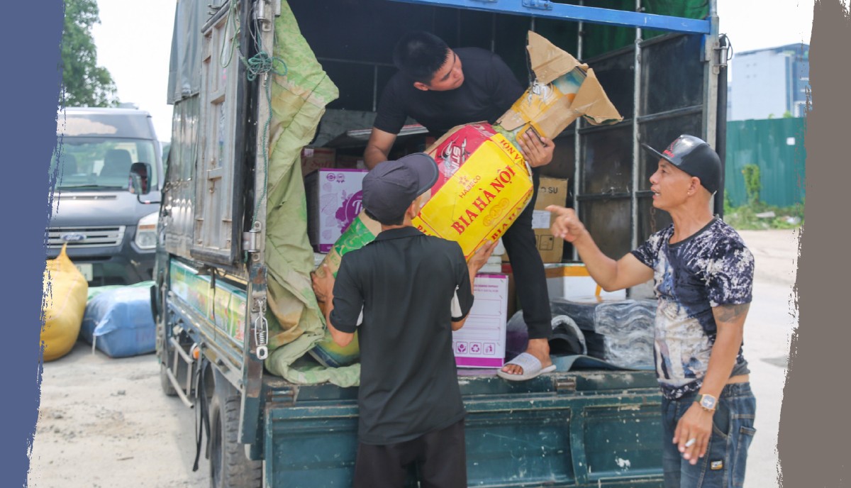Một người trông coi &quot;bến cóc&quot; tập kết hàng ở ngõ 280 Nguyễn Xiển cảm thán: &quot;Lực lượng chức năng đuổi đằng trước thì chúng tôi luồn đằng sau. Nhưng người ta đuổi mãi thì người ta cũng mệt&quot;.