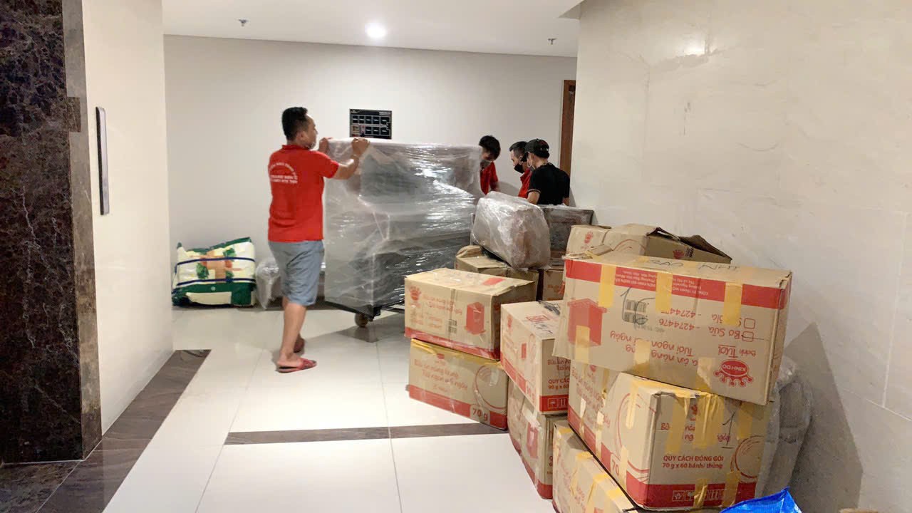 Nhân viên Thanh Sơn đóng gói chuyển nhà chung cư