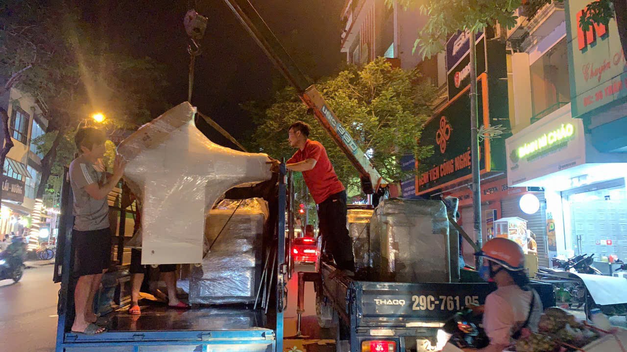 Nhân viên Thanh Sơn đóng gói chuyển hàng cổng kềnh