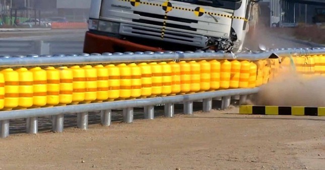 Xe tải va chạm với rào chắn lăn