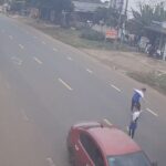 Hiện trường vụ tai nạn nam sinh bị xe tải tông. Ảnh cắt từ clip.