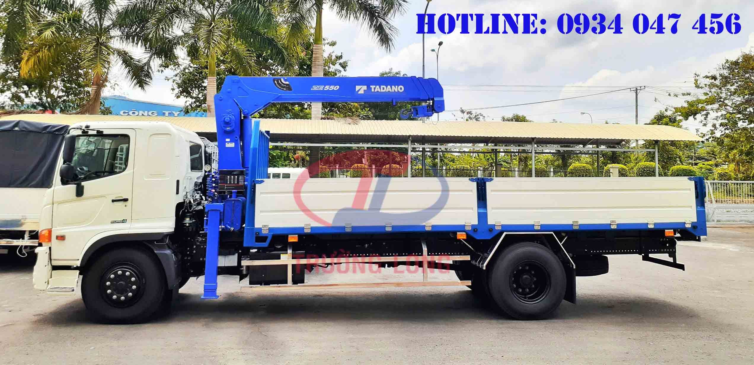 Close-up van de motor van de Hino FG8JP7A autolaadkraan