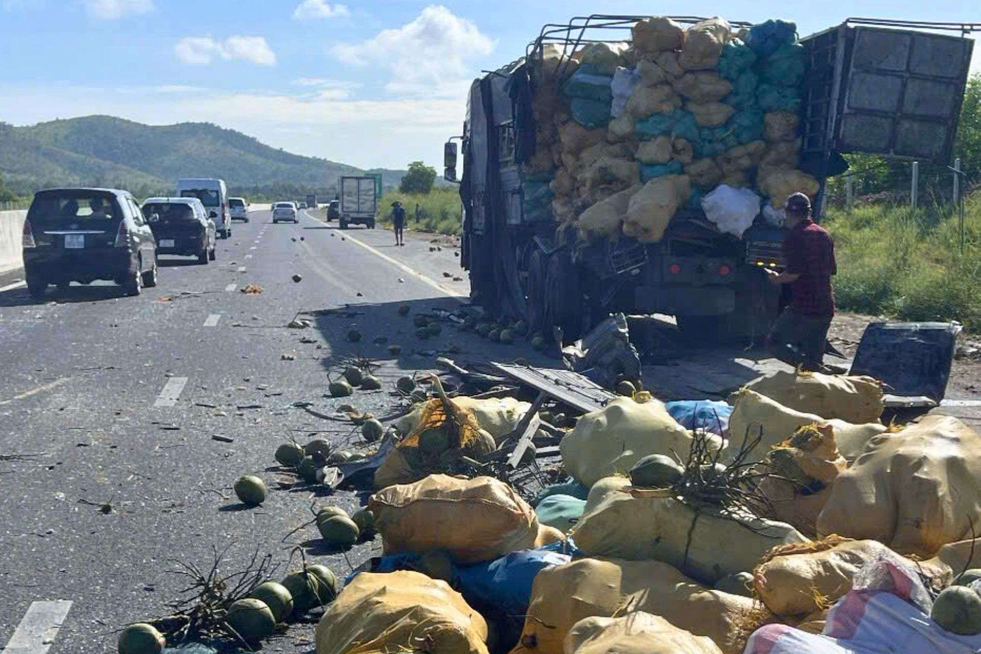 Mercancías del camión esparcidas por la autopista. Foto: H.C