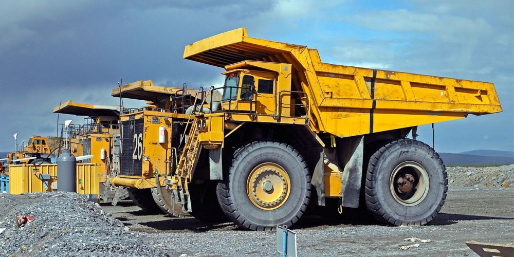 Le Caterpillar 797F au travail dans un environnement minier exigeant.