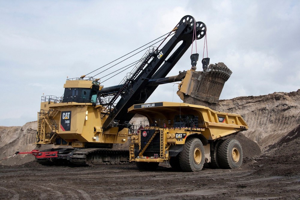 Caterpillar 797F en pleine opération dans une mine à ciel ouvert.