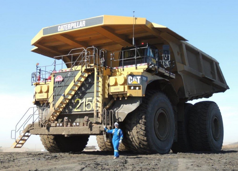 Le Caterpillar 797F, une machine impressionnante par sa taille.