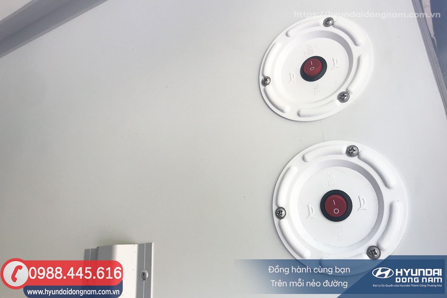 Công tắc điều khiển còi và đèn trong thùng xe tải giữ lạnh