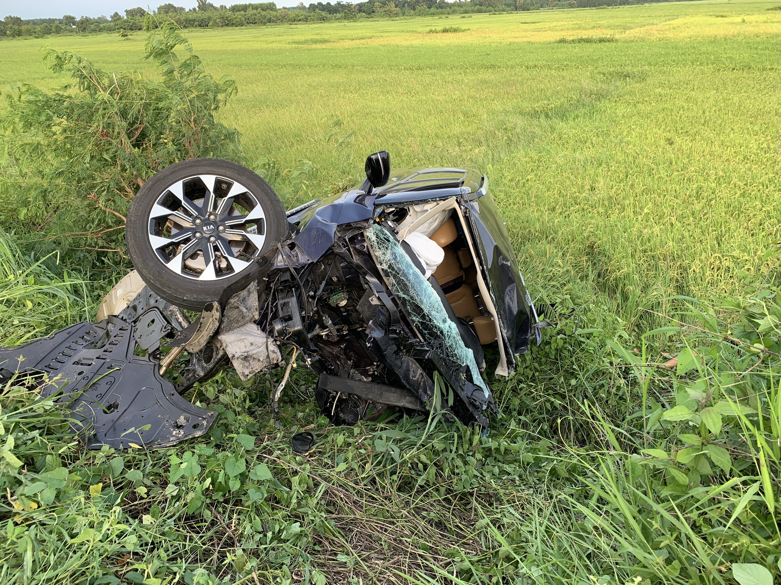 Xe ô tô gần như hư hỏng tất cả các bộ phận.