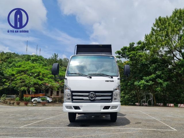 Camion Chiến Thắng di colore rosso, un marchio vietnamita con lunga esperienza nel settore