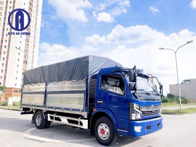 Camion Nissan Navara grigio, un pick-up affidabile per diverse applicazioni