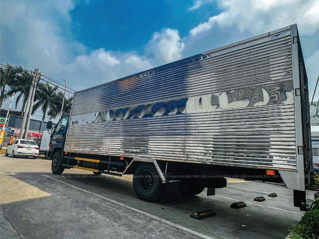 Hyundai 110XL box truck with a long cargo bed showcasing a large wheelbase