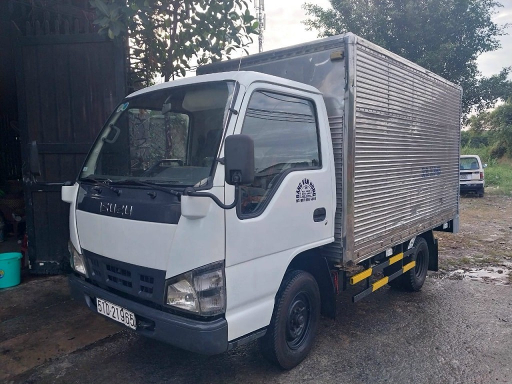 Caminhão Isuzu NHR usado
