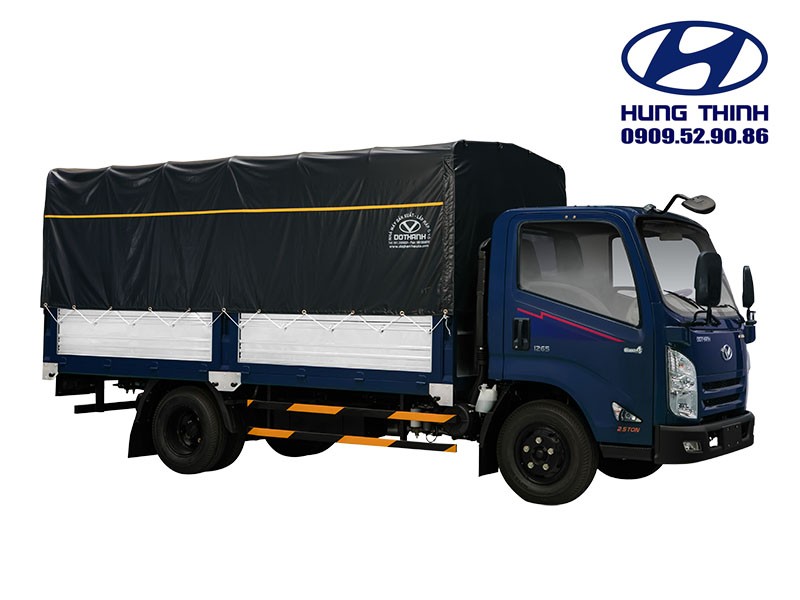 IZ 65 Gold tarpaulin truck bed close-up