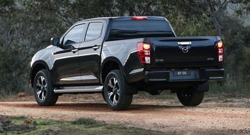 Design frontale del Mazda BT-50, che mostra la griglia e i fari