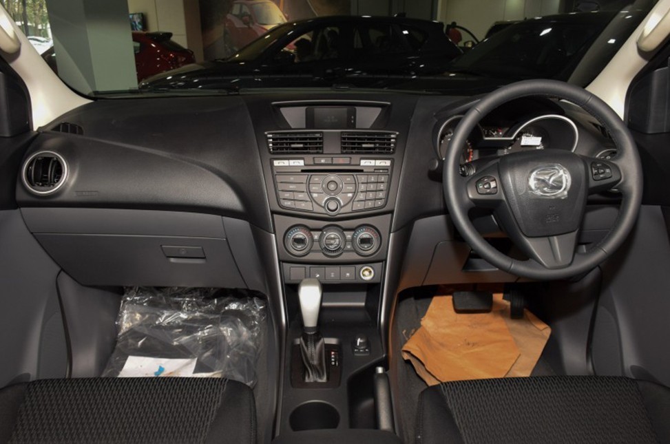 alt text: Nội thất Mazda BT-50 2020 rộng rãi