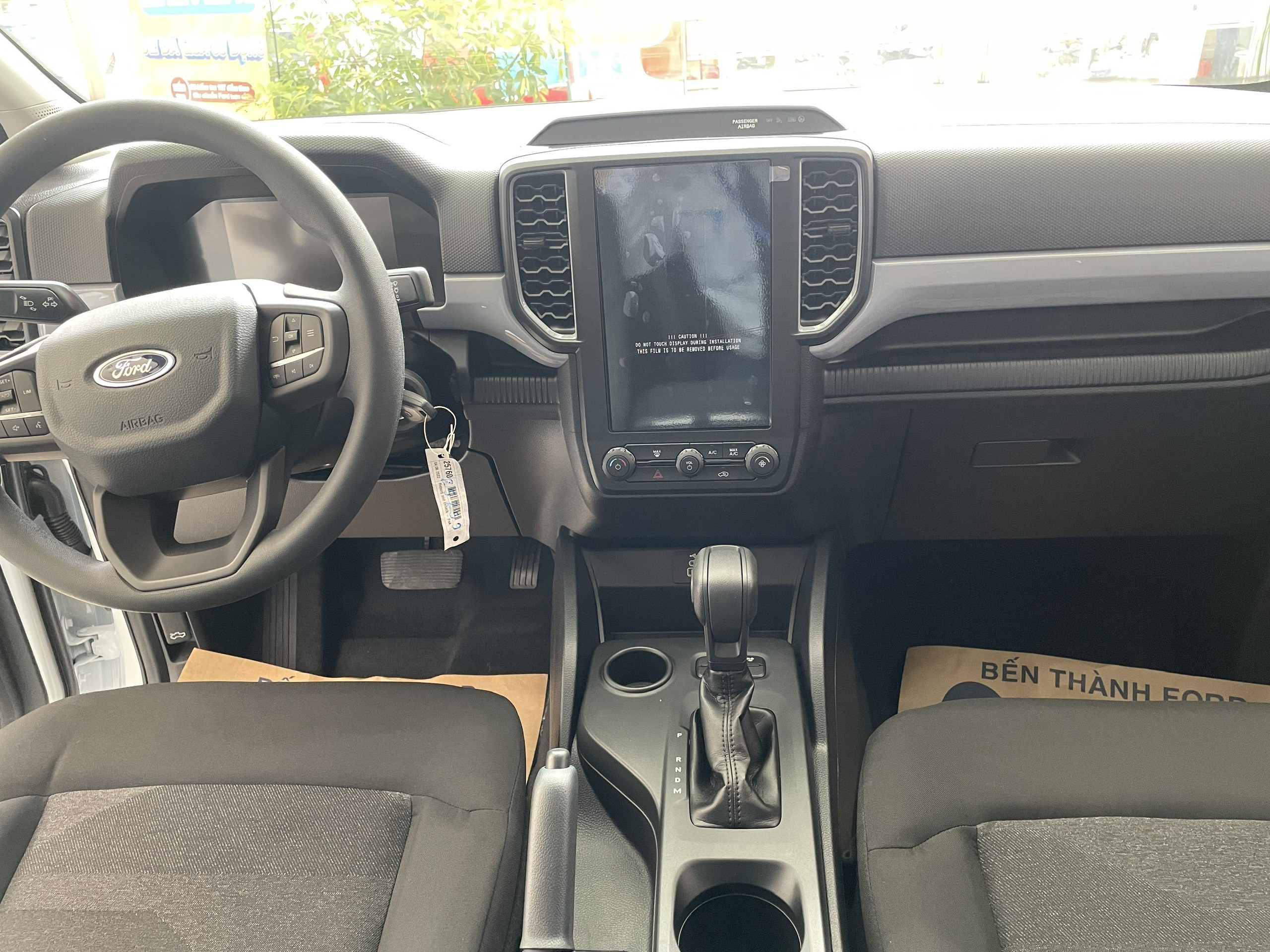 Interieur van de witte Ford Ranger XLS 4x2 AT 2023