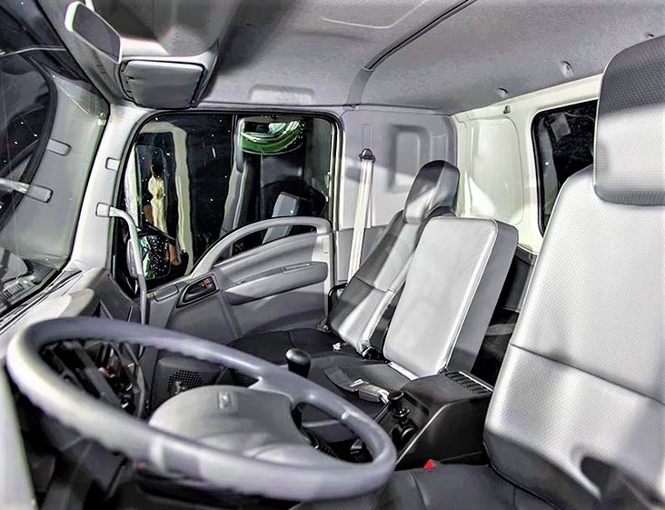 Interieur van de Isuzu zware vrachtwagen
