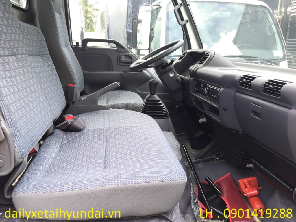 Interior do caminhão Isuzu de 1.4 toneladas