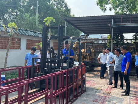 Học viên đang học lý thuyết lái xe tại trường Cao Đẳng Giao Thông Vận Tải