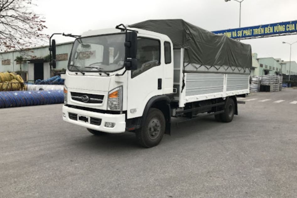 alt text: Hình ảnh xe tải 7 tấn đang vận chuyển hàng hóa