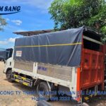 Xe tải có bửng nâng đang vận chuyển hàng hóa