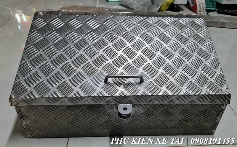Caixa de ferramentas em inox "chapa de diamante" para camião