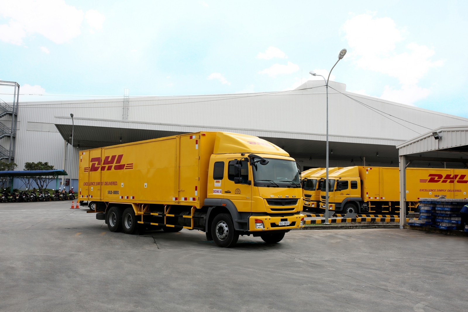 Decoratie van de vrachtwagen in de kleuren van het merk voor een professionele uitstraling en productpromotie