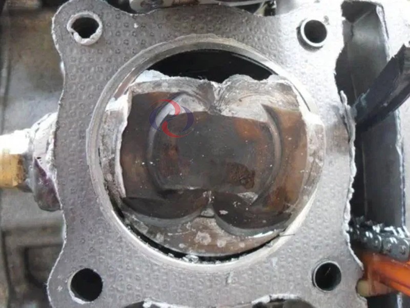 Symptômes visuels d'un serrage moteur sur un camion