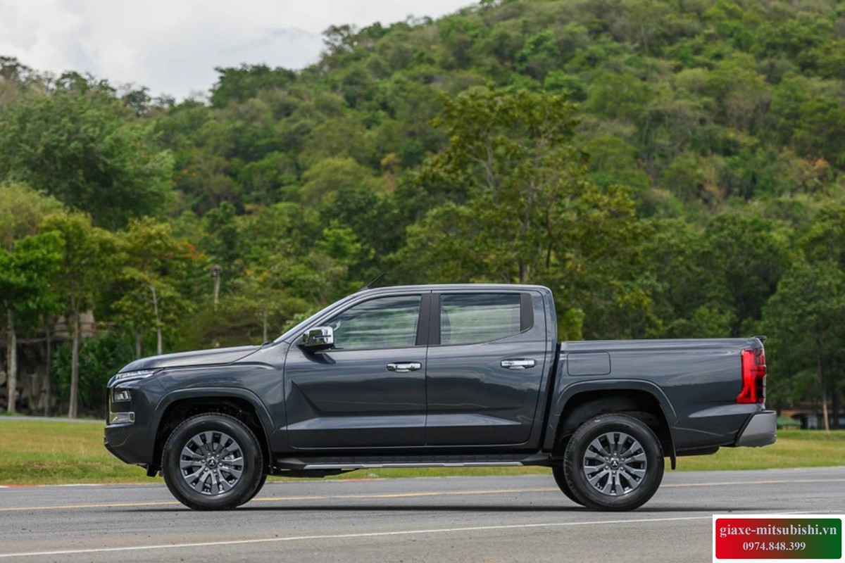 Camioneta Triton 2024 en color gris azulado