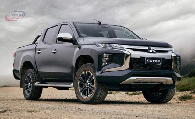 Mitsubishi Triton zaparkowany na trawie przed domem
