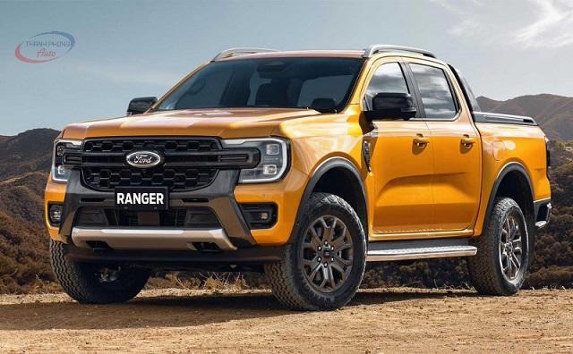 Czerwony Ford Ranger na skalistej drodze, teren offroadowy