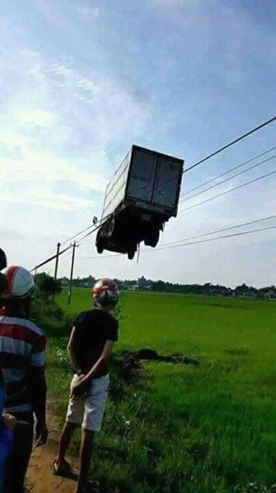 Chiếc xe tải nằm trên dây điện
