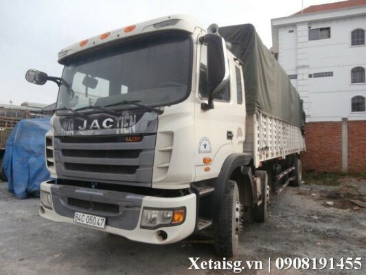 Gros plan sur le moteur du camion Jac 9.9T d'occasion, modèle 2014