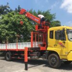 alt text: Xe tải gắn cẩu 5 tấn Dongfeng đang hoạt động