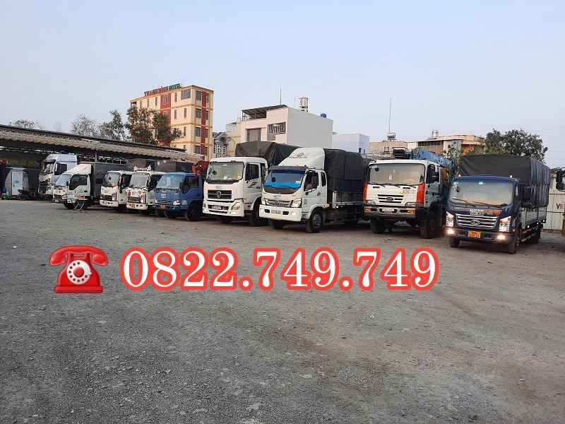 Xe tải chở hàng tại Bến Lức