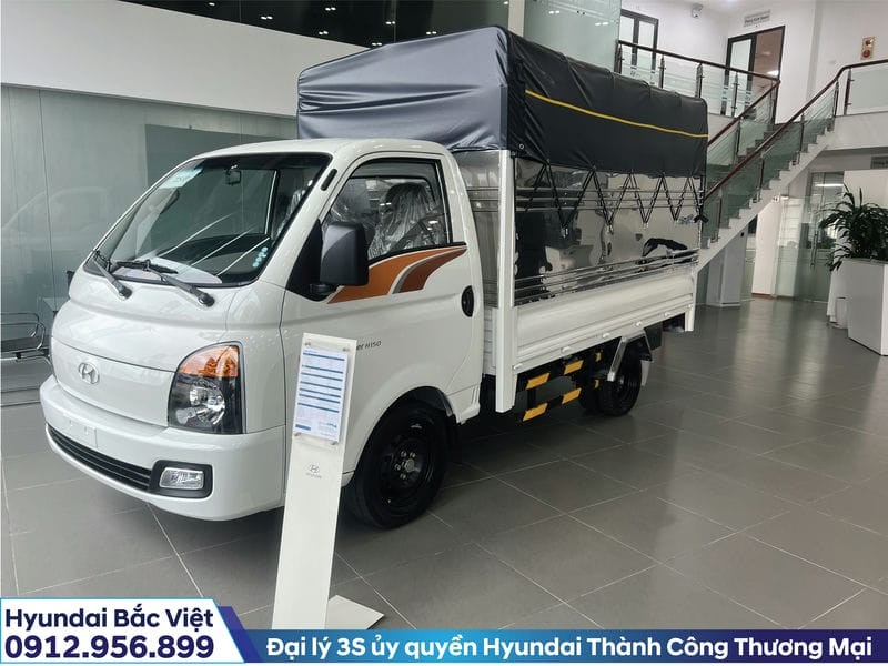 alt text: Xe tải Hyundai New Porter H150 thùng bạt chở hàng